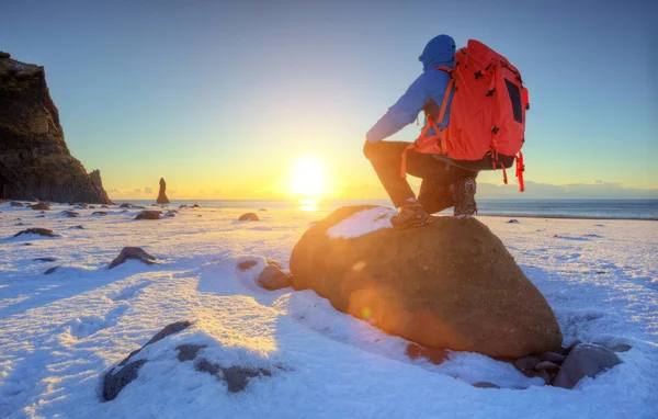 Молода людина мандрівник з рюкзак, Ісландія — стокове фото