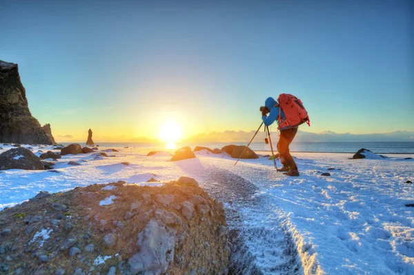 Hombre joven viajero haciendo fotografía, Islandia . — Foto de Stock