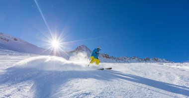 Kayakçı yokuş aşağı çalışan pist üzerinde