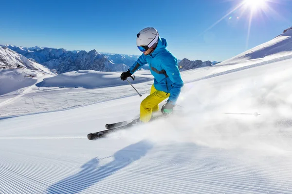 Skier на трасі біжить вниз — стокове фото