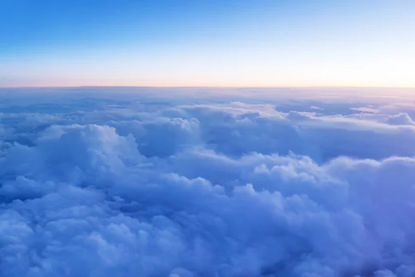 Hermosa vista panorámica al atardecer sobre nubes — Foto de Stock