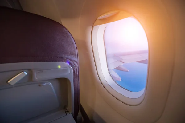 박사에 구름 위에 비행 하는 비행기에 승객의 좌석에서 보기 — 스톡 사진