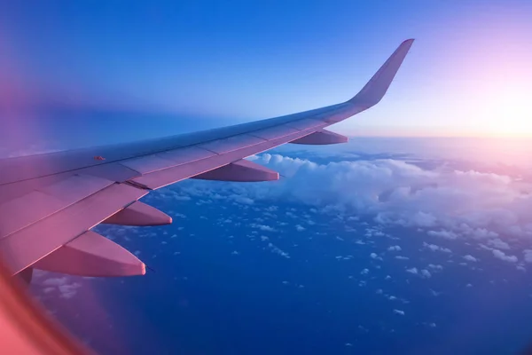 Blick vom Beifahrersitz im Flugzeug über den Wolken in dr — Stockfoto