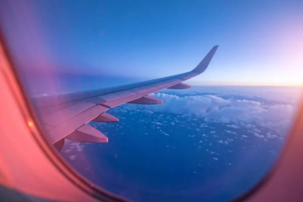 Visa från passagerarens säte i flygplan som flyger över molnen i dr — Stockfoto