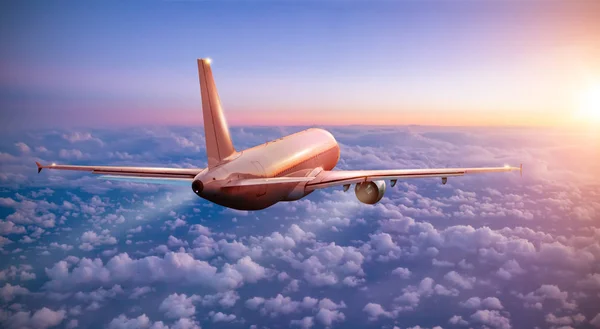 Commercial airplane flying above clouds — Stock Photo, Image