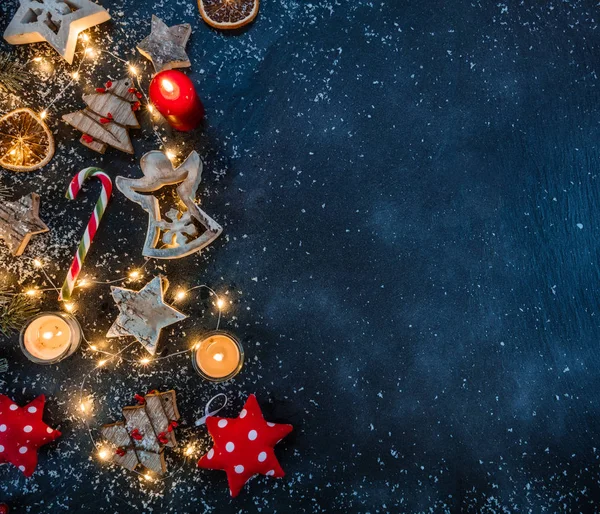 Karácsonyi háttér a fából készült dekorációk és a gyertyák. Szabad s — Stock Fotó