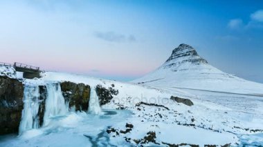 Gündoğumu zaman atlamalı güzel Kirkjufell dağ Snaefellsness Yarımadası İzlanda üzerinde