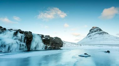 Gündoğumu zaman atlamalı güzel Kirkjufell dağ Snaefellsness Yarımadası İzlanda üzerinde