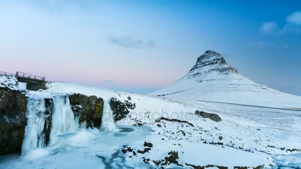 美しい Kirkjufell Snaefellsness 半島アイスランドの日の出の時間の経過 — ストック動画