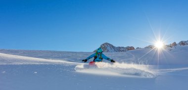 Snowboard yokuş aşağı toz karda, Alp mo çalışan genç adam