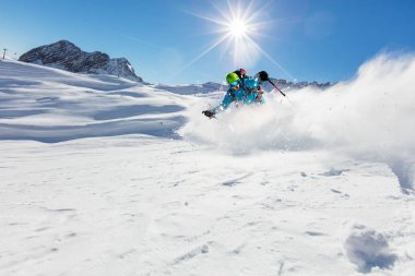 Genç kayakçı yokuş aşağı güzel Alp manzara modunda çalışan.
