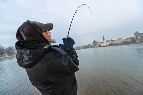 Yalnız balıkçı, sabahın erken saatlerinde balık yakalamaya çalışıyor — Stok fotoğraf