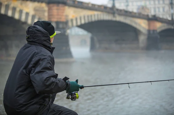 Ensam fiskare, försöker fånga fisk i tidig morgon — Stockfoto