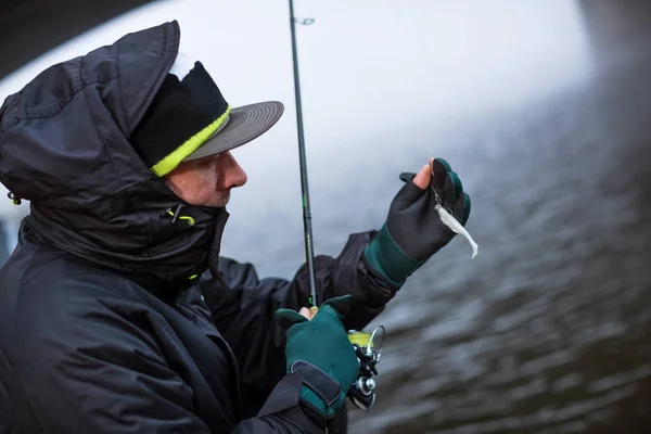 Спортивний рибалка, що показує рибу з пластиковою приманкою . — стокове фото