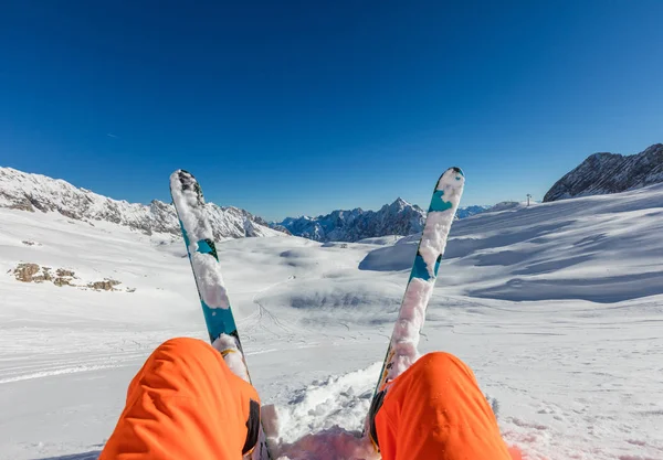 Skiër zitten in poeder sneeuw, Alpine landschap kijken — Stockfoto
