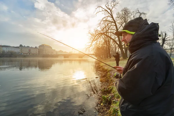 Nehir, kentsel balık yakalamaya çalışıyor iki balıkçı balıkçılık. — Stok fotoğraf