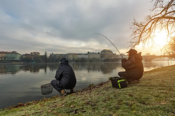 Dois pescadores desportivos a pescar peixe do rio, pesca urbana . — Fotografia de Stock