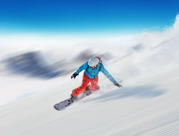 Jeune homme snowboarder courir descente en mouvement rapide — Photo