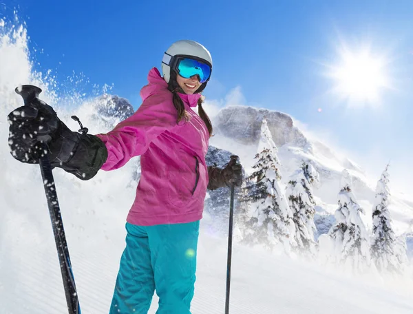 Feliz joven esquiadora disfrutando del tiempo soleado en los Alpes —  Fotos de Stock