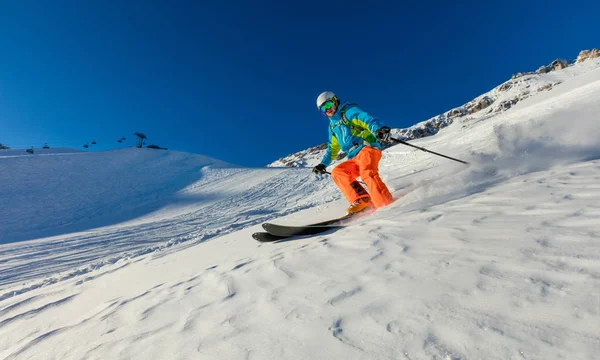 Junge Skirennläuferin beim Abfahren in wunderschöner alpiner Landschaft. — Stockfoto