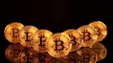 Bitcoin Btc yeni sanal internet Cryptocurrency hareketi. Siyah arka plan üzerine izole