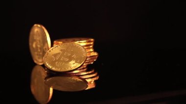 Bitcoin Btc yeni sanal internet Cryptocurrency rotasyon hareketi. Siyah arka plan üzerine izole