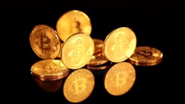 Bitcoin Btc yeni sanal internet Cryptocurrency rotasyon hareketi. Siyah arka plan üzerine izole