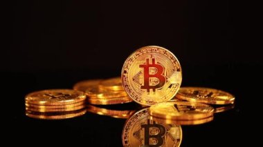 Bitcoin Btc yeni sanal internet Cryptocurrency rotasyon hareketi. Siyah arka plan üzerine izole
