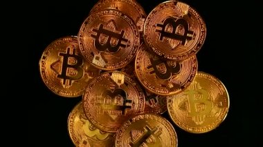 Bitcoin Btc yeni sanal internet Cryptocurrency rotasyon hareketi. Siyah arka plan üzerine izole