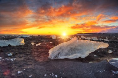 Ünlü elmas plaj, İzlanda üzerinde güzel gün batımı