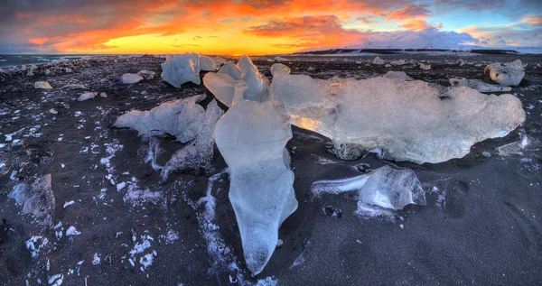 Ünlü elmas plaj, İzlanda üzerinde güzel gün batımı — Stok fotoğraf