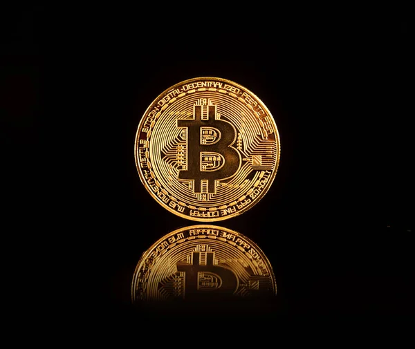Bitcoin BTC - новая виртуальная интернет-криптовалюта — стоковое фото