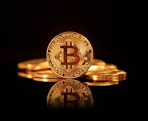 Bitcoin BTC - новая виртуальная интернет-криптовалюта — стоковое фото