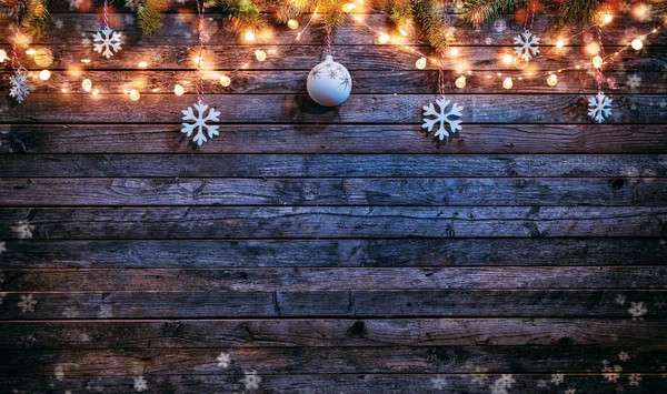 Boże Narodzenie tło z drewnianymi dekoracjami i oświetlenie punktowe. — Zdjęcie stockowe