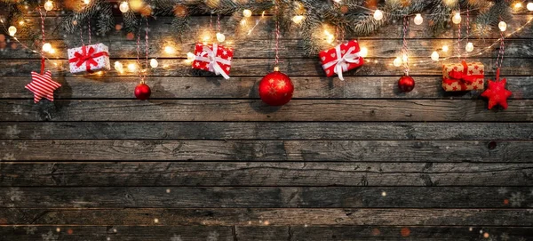 Χριστουγεννιάτικο φόντο με ξύλινες διακοσμήσεις και τα σποτάκια. — Φωτογραφία Αρχείου