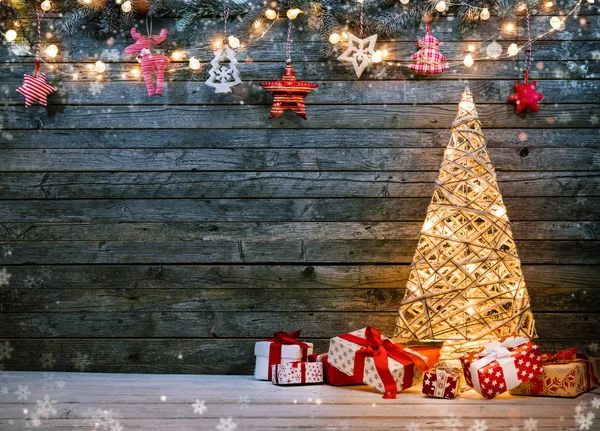 Fundo de férias com árvore de Natal iluminada, presentes e d — Fotografia de Stock