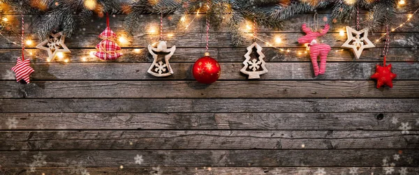 Fondo de Navidad con decoraciones de madera y focos . — Foto de Stock