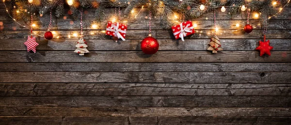 Рождественский фон с деревянными украшениями и точечными огнями . — стоковое фото