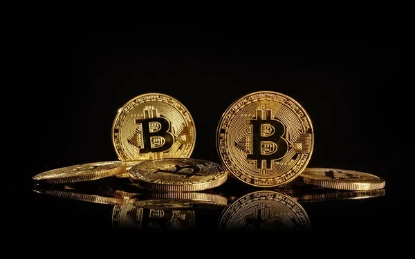 Bitcoins, cryptocurrecny gelecek. Siyah arka plan üzerine izole — Stok fotoğraf