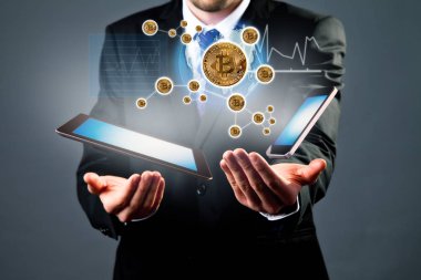 İşadamı el bitcoins, tablet ve s ile dijital düzeni
