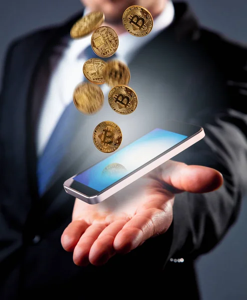 Digitális rendszer. Üzletember kézzel szúró telefon és a bitcoins. — Stock Fotó