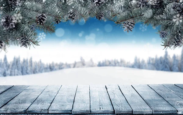 Fondo de invierno con tablones de madera vacíos y ramas de abeto — Foto de Stock