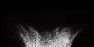 Beyaz toz siyah arka plan üzerine izole dokusuna