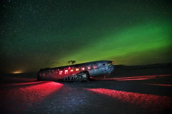 Schön beleuchtetes Flugzeugwrack auf solheimasandur, Island — Stockfoto