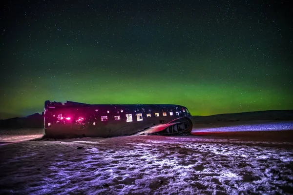 Krásný osvětlený vrak letadla na Solheimasandur, Island — Stock fotografie