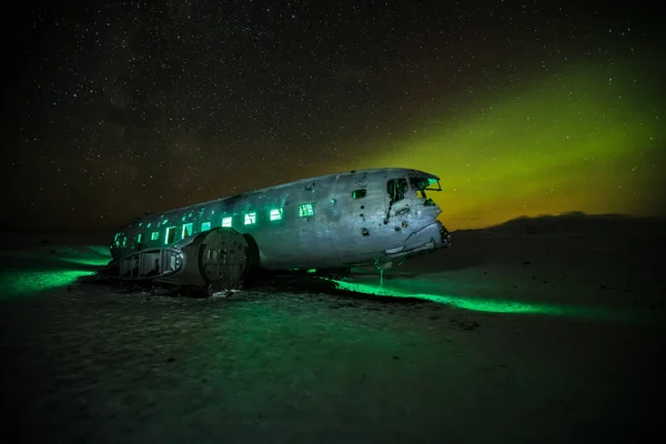 Krásný osvětlený vrak letadla na Solheimasandur, Island — Stock fotografie