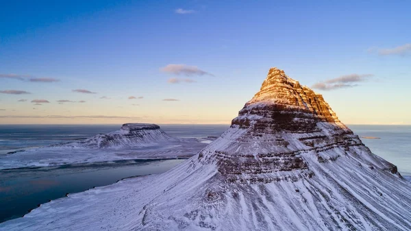 冰岛冬季 Kirkjufell 山鸟瞰图. — 图库照片