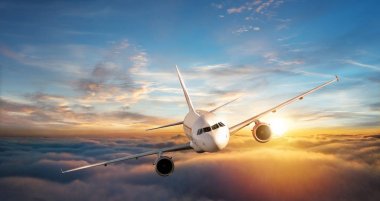 Bulutların içinde güzel su üzerinde uçan ticari uçak Jet