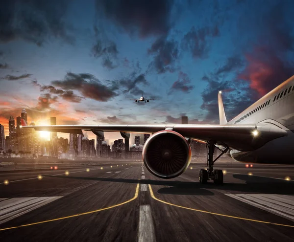 Detalhe da asa do avião comercial. Jetliner na pista, c moderno — Fotografia de Stock