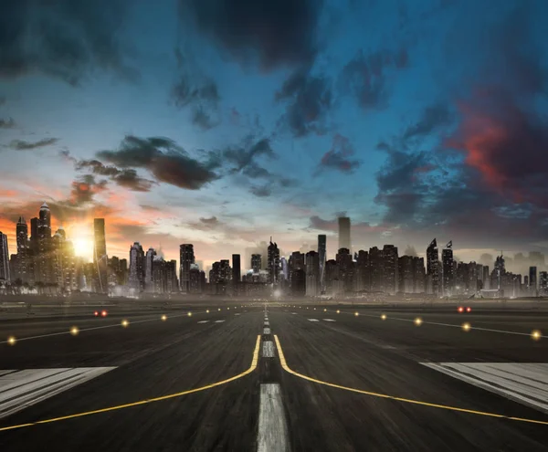 Empty airplane runway heading for the modern city with skyscrape — Stock Photo, Image